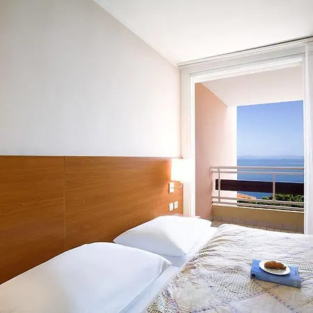 Aparthotel Albona & 3*